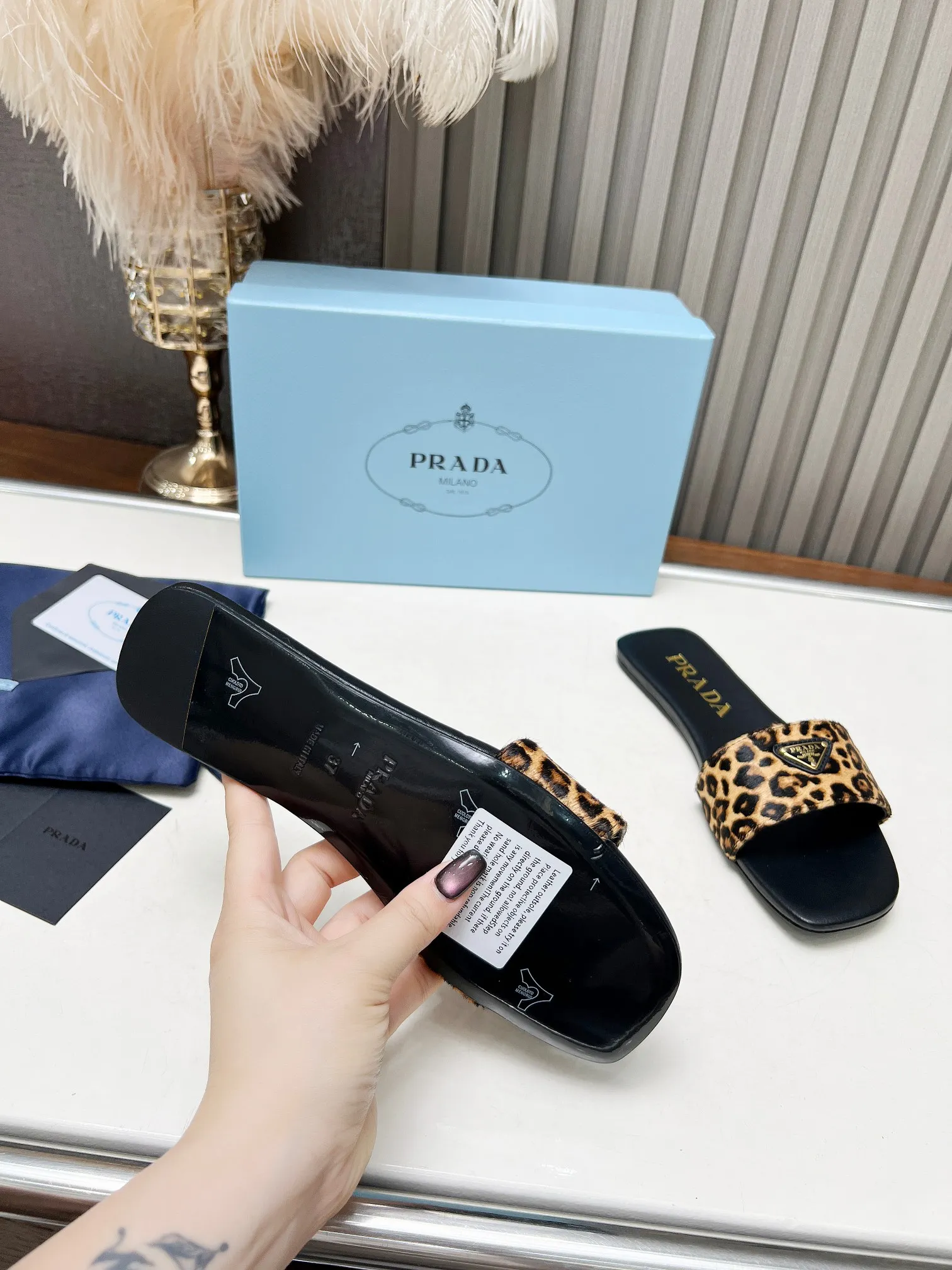 👟👟Ex-factory price 440👟👟 Top version on the market🔥4050SS Prada〰️Triangle logo ✔️Top quality ✔️Elegant, intellectual, retro and cute in one ✔️Upper: original horse hair cowhide ➕Original hardware buckle ✔️Inner: lambskin lining ✔️Original Italian leather outsole ✔️Size: 35-42 (41, 42, customized)